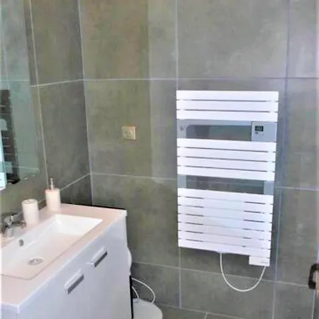 Maison de village climatisée refaite à neuf *